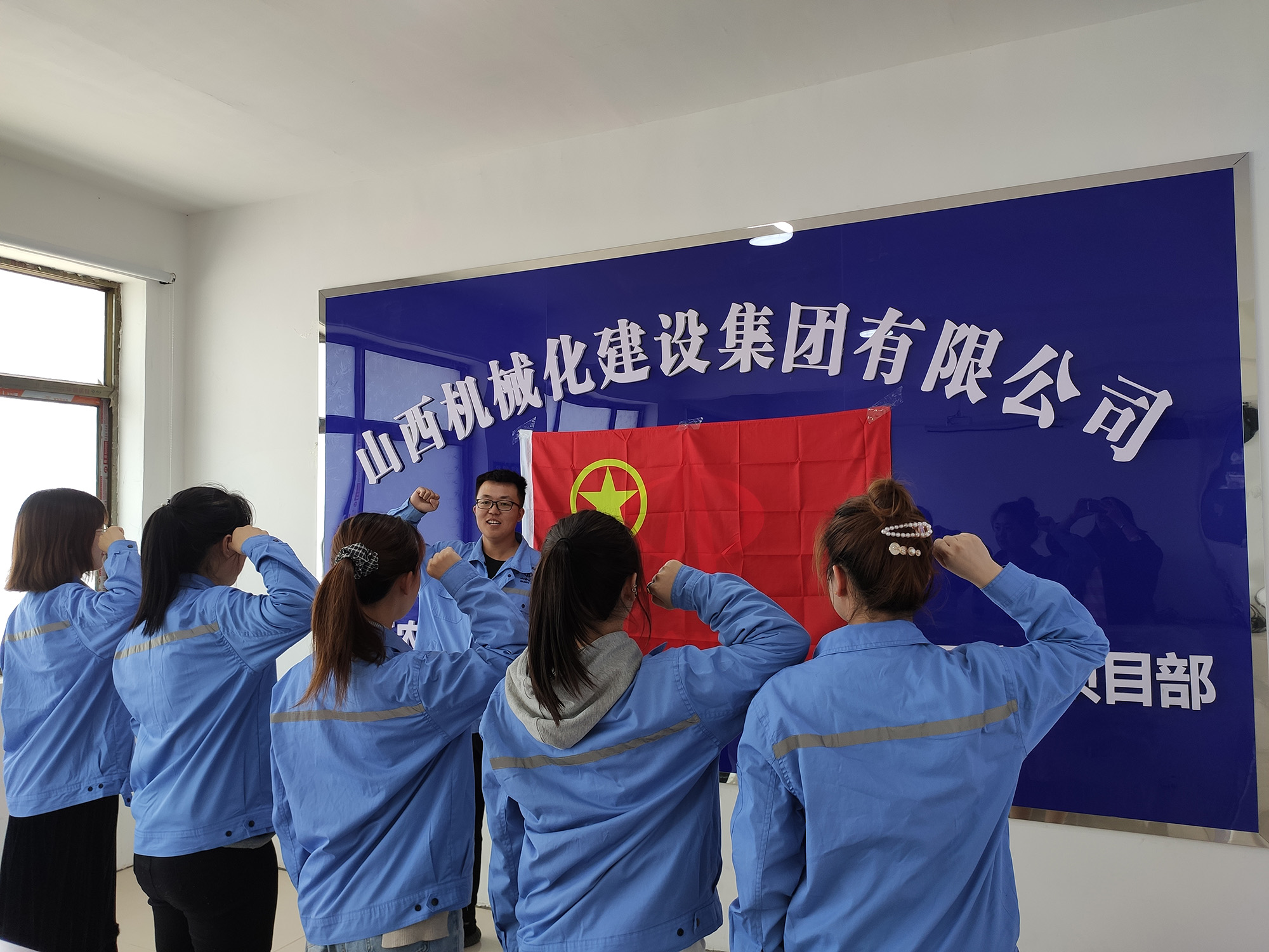 ɽ����Ͷ��е�����ſ�չ���������˶�ϵ���˶�