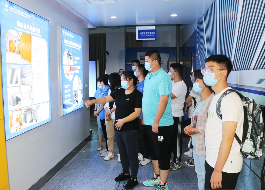 ɽ����Ͷװ�ü��ž���ְ����Ů��ѧ��ѧ����ϵ���˶�