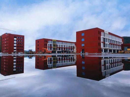 ɽ����Ͷ�彨���ųн��ľ����ص�һ��ѧУ��Ŀ׼���깤