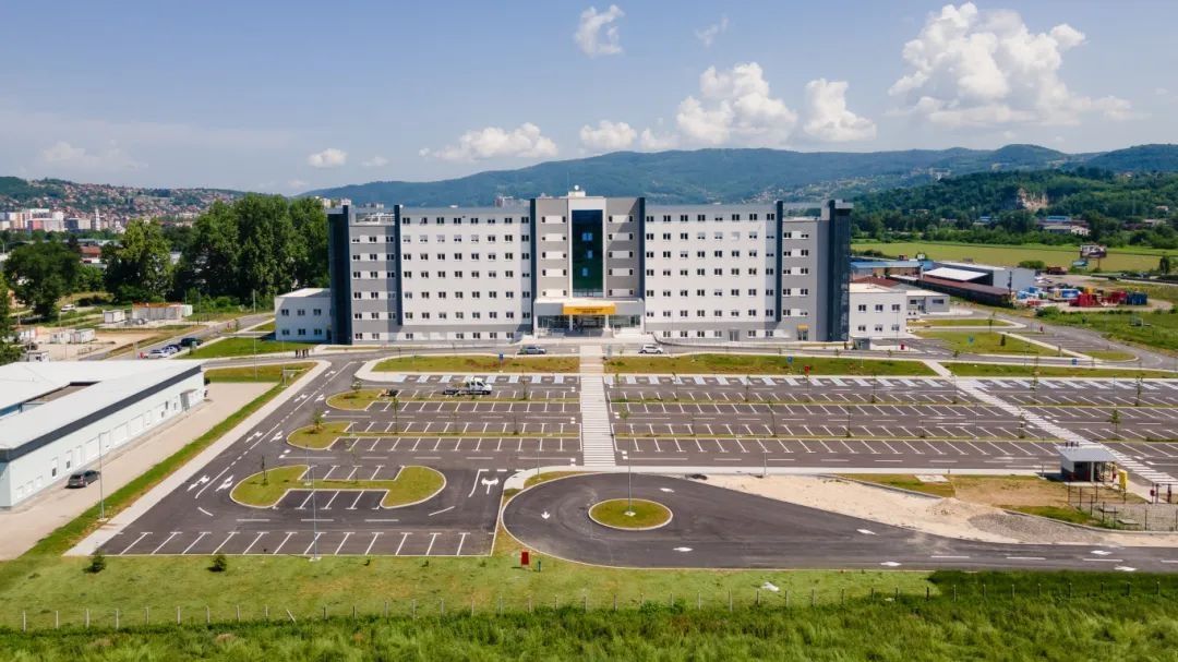 ɽ����Ͷ���ųн��Ķ಩��ҽԺ��Ŀ�깤��ҵ