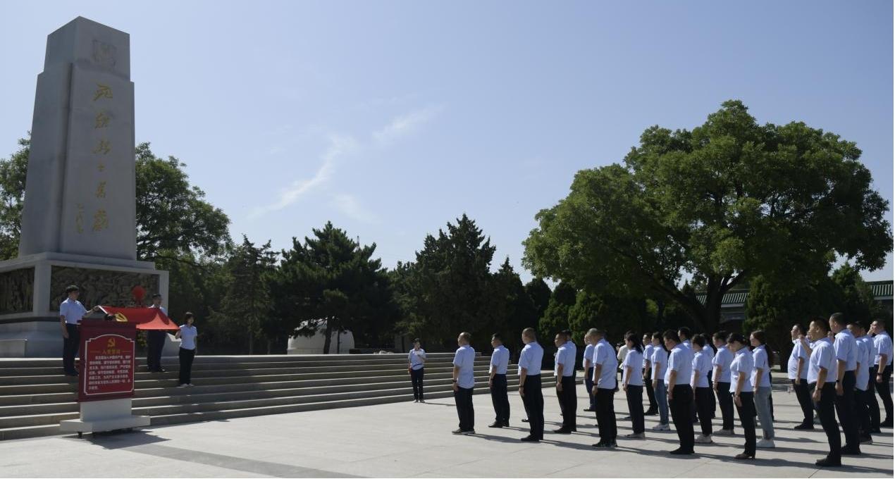 ɽ����Ͷ�ܳа���˾��չ��״������㼣 ���к�ɫ�������⵳���˶�